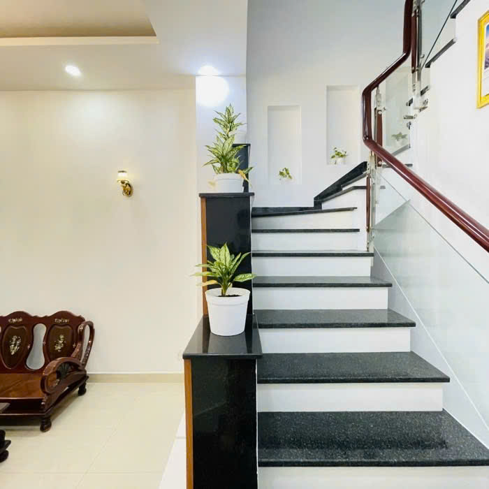 Bán nhà mới xây gần công viên quang trung