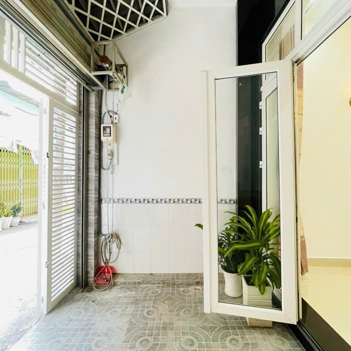 Bán nhà mới xây gần công viên quang trung