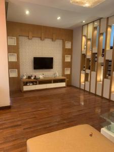 Bán tòa nhà – Nguyễn Hoàng – 95m² – 6 tầng – 18.3 tỷ – Thang máy xịn, ở sướng KD tốt