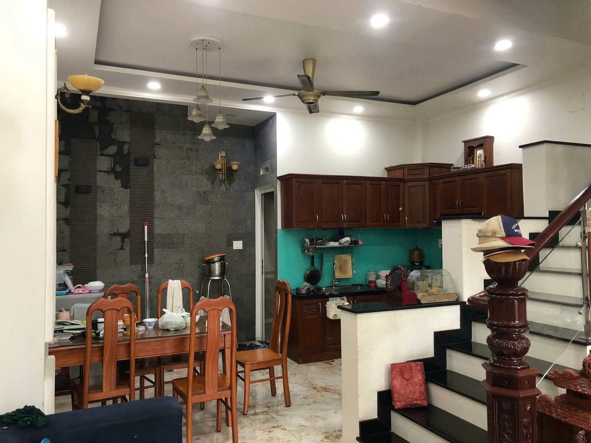 Bán nhà đẹp 3 tầng ở ngay, Đường Lê Văn Việt Quận 9