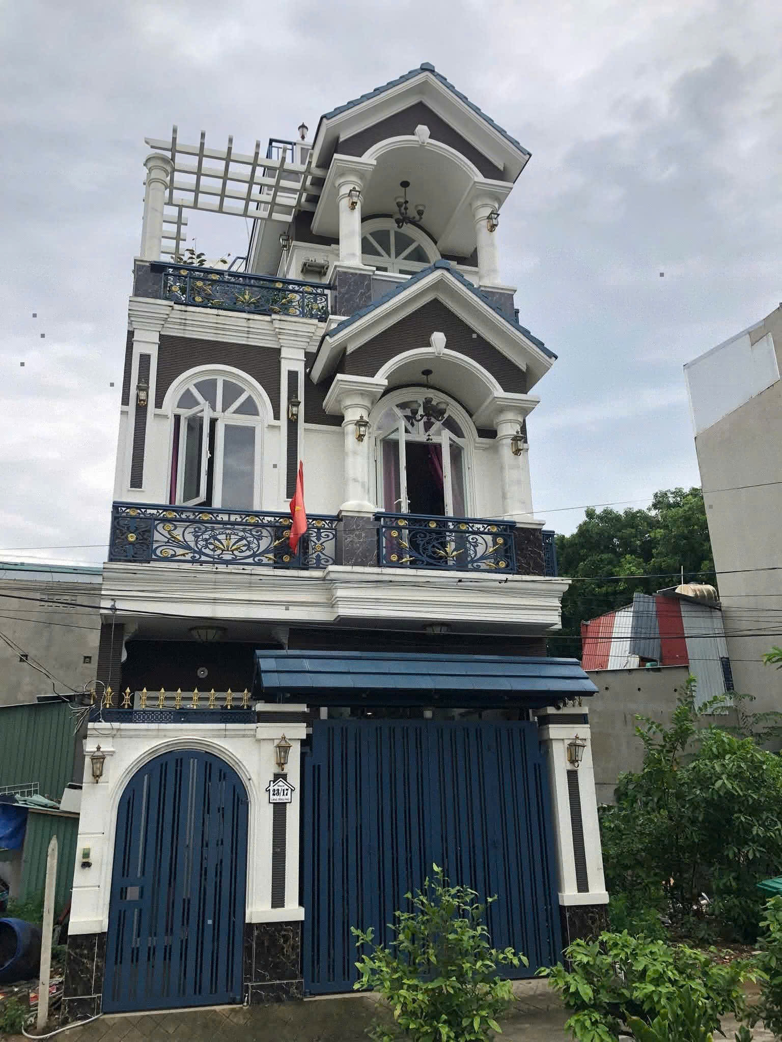 Bán nhà đẹp 3 tầng ở ngay, Đường Lê Văn Việt Quận 9