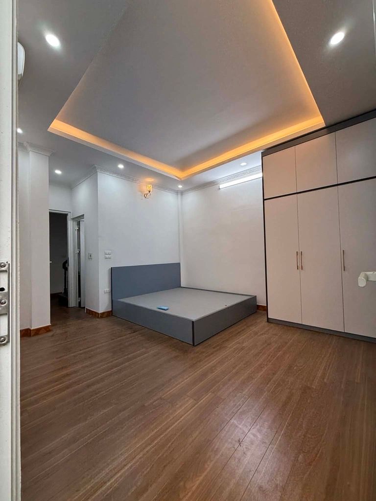 HIẾM LĨNH NAM , 1 NGOẶT RA PHỐ - NHÀ DÂN XÂY KIÊN CỐ, 32M, 4 TẦNG, .ĐẦY ĐỦ NỘI THẤT