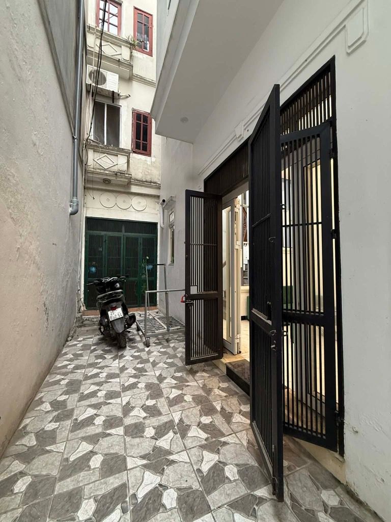 HIẾM LĨNH NAM , 1 NGOẶT RA PHỐ - NHÀ DÂN XÂY KIÊN CỐ, 32M, 4 TẦNG, .ĐẦY ĐỦ NỘI THẤT