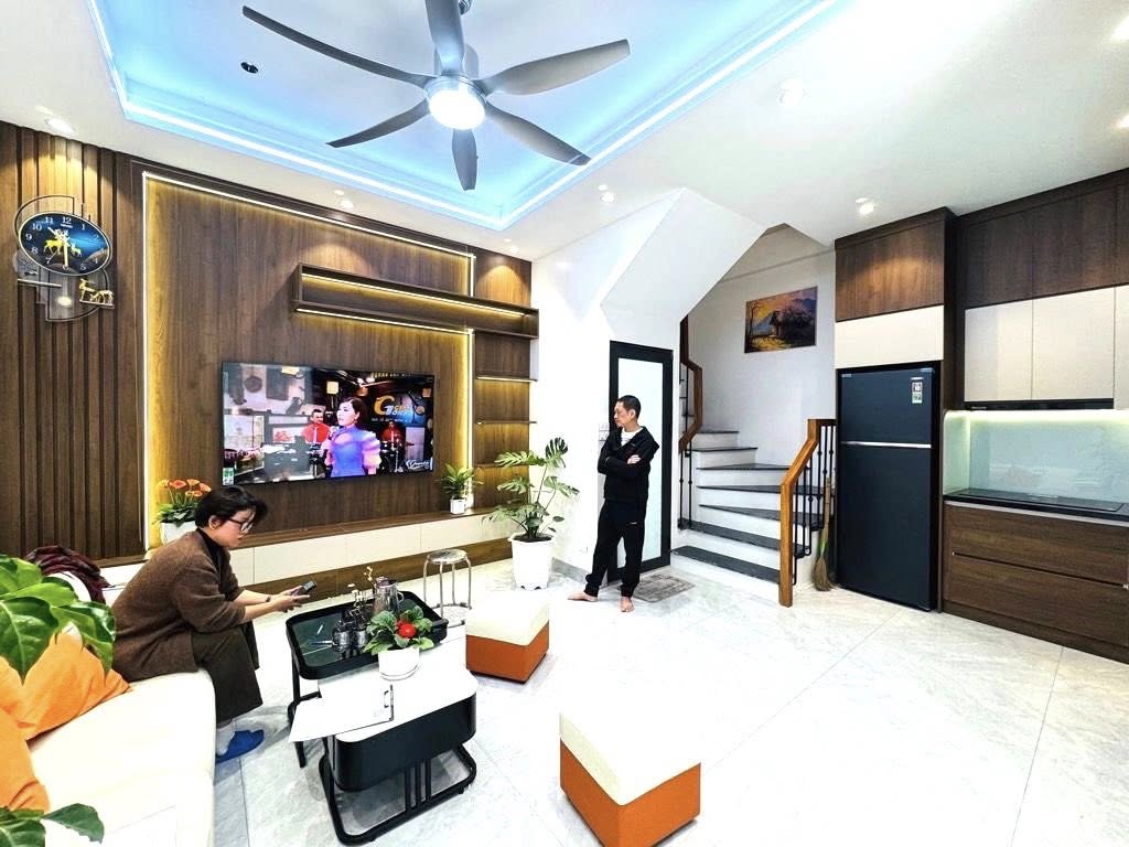 Ông Anh về quê gửi bán căn siêu phẩm Lĩnh Nam, oto đỗ cửa, kinh doanh, 5 Tầng như mới