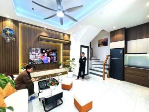 Ông Anh về quê gửi bán căn siêu phẩm Lĩnh Nam, oto đỗ cửa, kinh doanh, 5 Tầng như mới