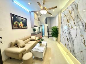 BÁN NHÀ LĨNH NAM , GẦN VÀNH ĐAI 2,5 ĐANG MỞ 9 LÀN XE, 32M, 5 TẦNG NỘI THẤT MỚI Ở LUÔN