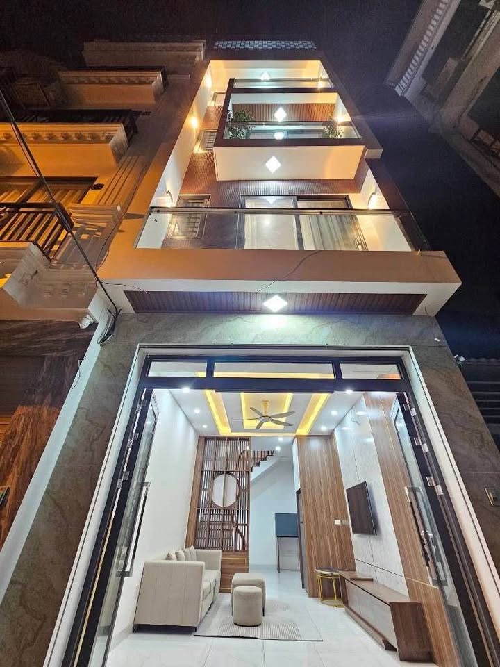 HIẾM - NGỌC THỤY -SÁT VÁCH KHAI SƠN - 40M2x5T -THANG MÁY NHẬP KHẨU - 1 NHÀ RA PHỐ - NHỈNH 10 TỶ.