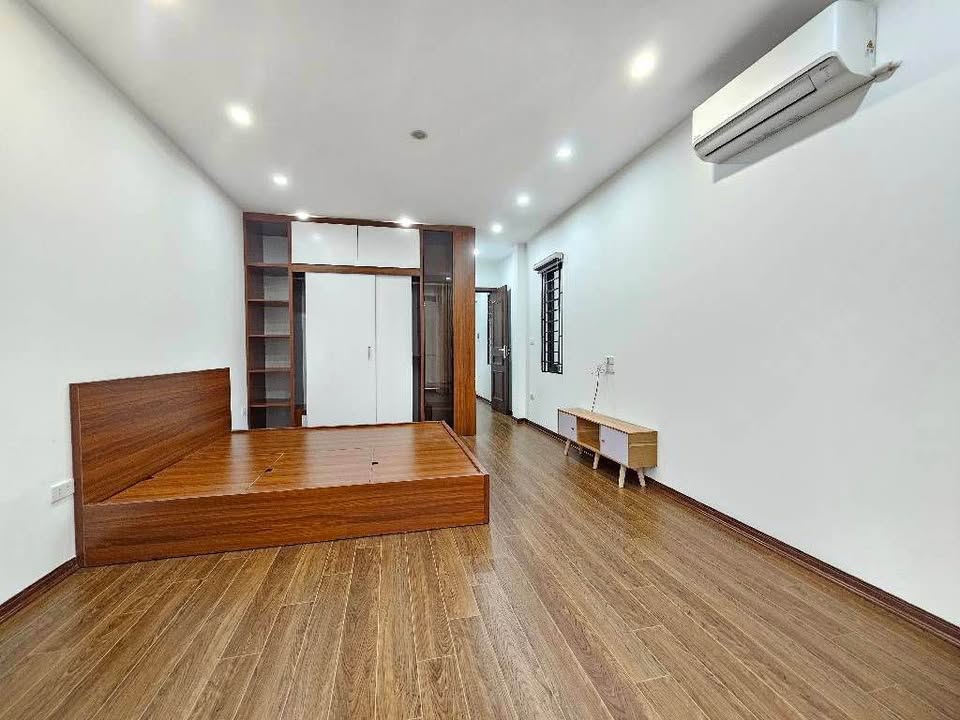 HIẾM - NGỌC THỤY -SÁT VÁCH KHAI SƠN - 40M2x5T -THANG MÁY NHẬP KHẨU - 1 NHÀ RA PHỐ - NHỈNH 10 TỶ.