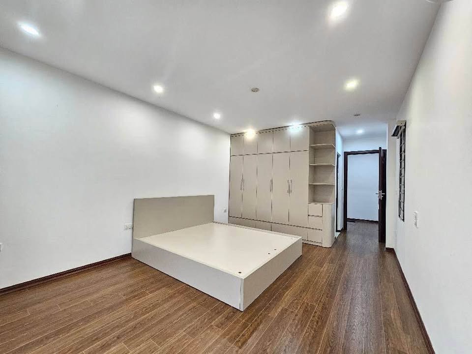 HIẾM - NGỌC THỤY -SÁT VÁCH KHAI SƠN - 40M2x5T -THANG MÁY NHẬP KHẨU - 1 NHÀ RA PHỐ - NHỈNH 10 TỶ.