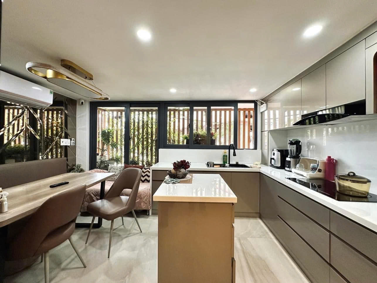 LÝ PHỤC MAN QUẬN 7 | 61.8m2 | 4 TẦNG | NỘI THẤT RỰC RỠ | 5 TỶ 5