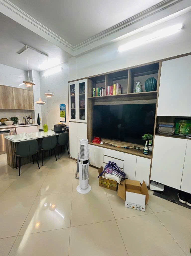 Bán nhà Hoàng Mai 5T 3 mặt thoáng .Giá 9 tỷMÔ TẢ: Thiết kế 5 tầng, vì là căn góc 3 thoán