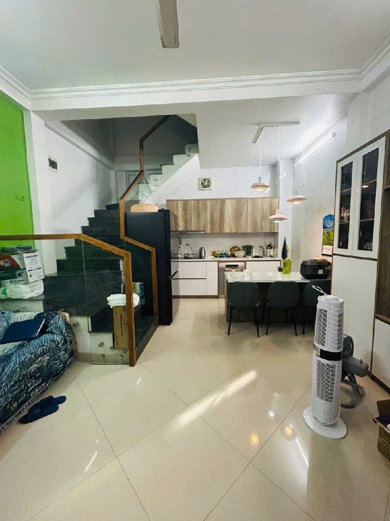 Bán nhà Hoàng Mai 5T 3 mặt thoáng .Giá 9 tỷMÔ TẢ: Thiết kế 5 tầng, vì là căn góc 3 thoán