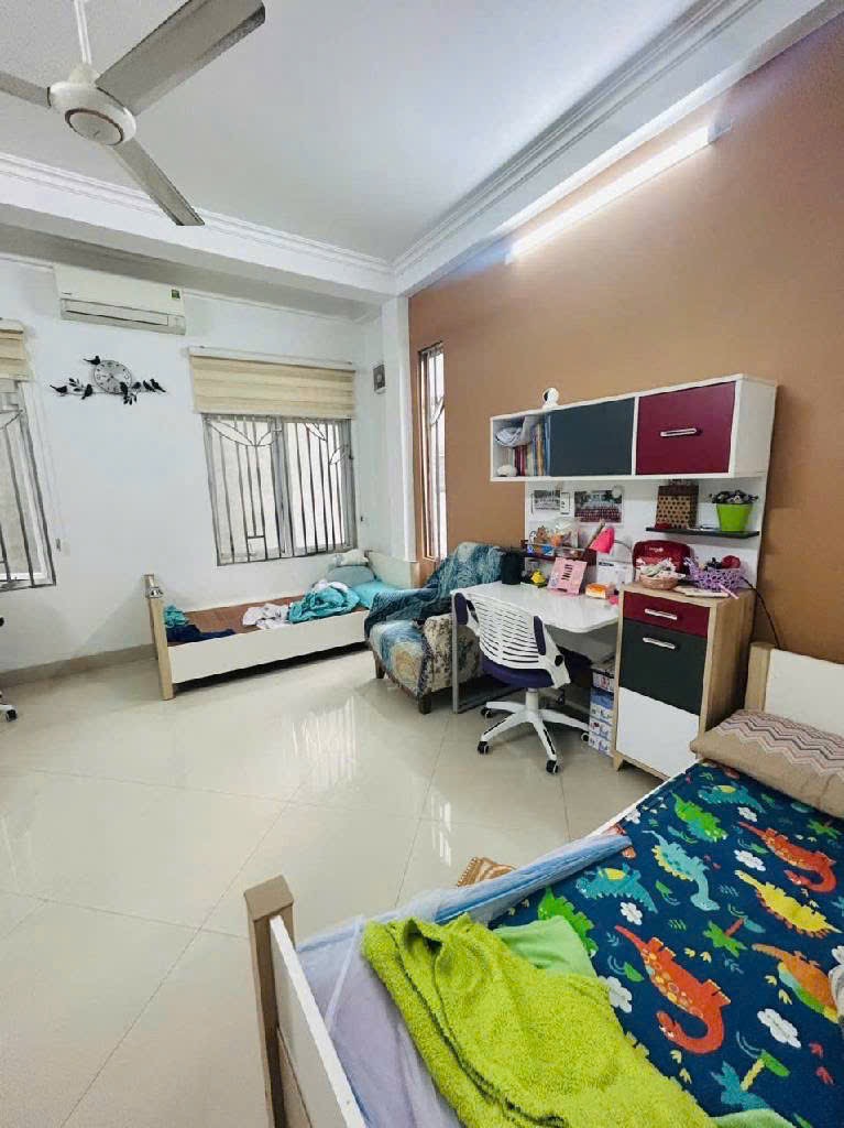 Bán nhà Hoàng Mai 5T 3 mặt thoáng .Giá 9 tỷMÔ TẢ: Thiết kế 5 tầng, vì là căn góc 3 thoán