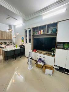 Bán nhà Hoàng Mai 5T 3 mặt thoáng .Giá 9 tỷMÔ TẢ: Thiết kế 5 tầng, vì là căn góc 3 thoán