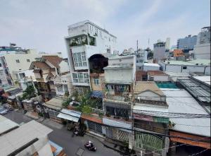 Căn nhà 1 trệt 3 lầu, 60m², sân thượng rộng, khu dân trí cao – vừa đủ để ở, vừa thích hợp để khởi đầu một dịch vụ nhỏ, hoặc cho thuê dài hạn.