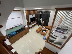 BAN NHÀ PHỐ TRUNG KÍNH, NỘI THẤT ĐẸP. GIÁ CHỈ 9.5 TỶ.