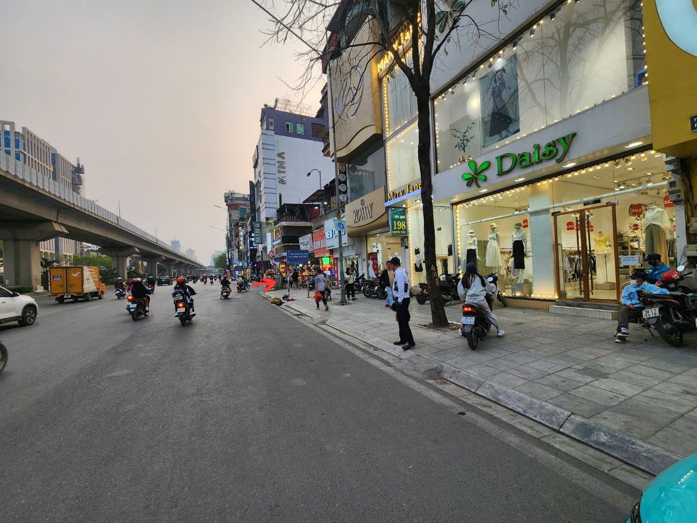 BÁN ĐẤT TẶNG NHÀ - MẶT PHỐ LƯƠNG THẾ VINH - KHU VỰC KINH DOANH SẦM UẤT BẬC NHẤT THANH XUÂN - DÒNG TIỀN 30TR/TH