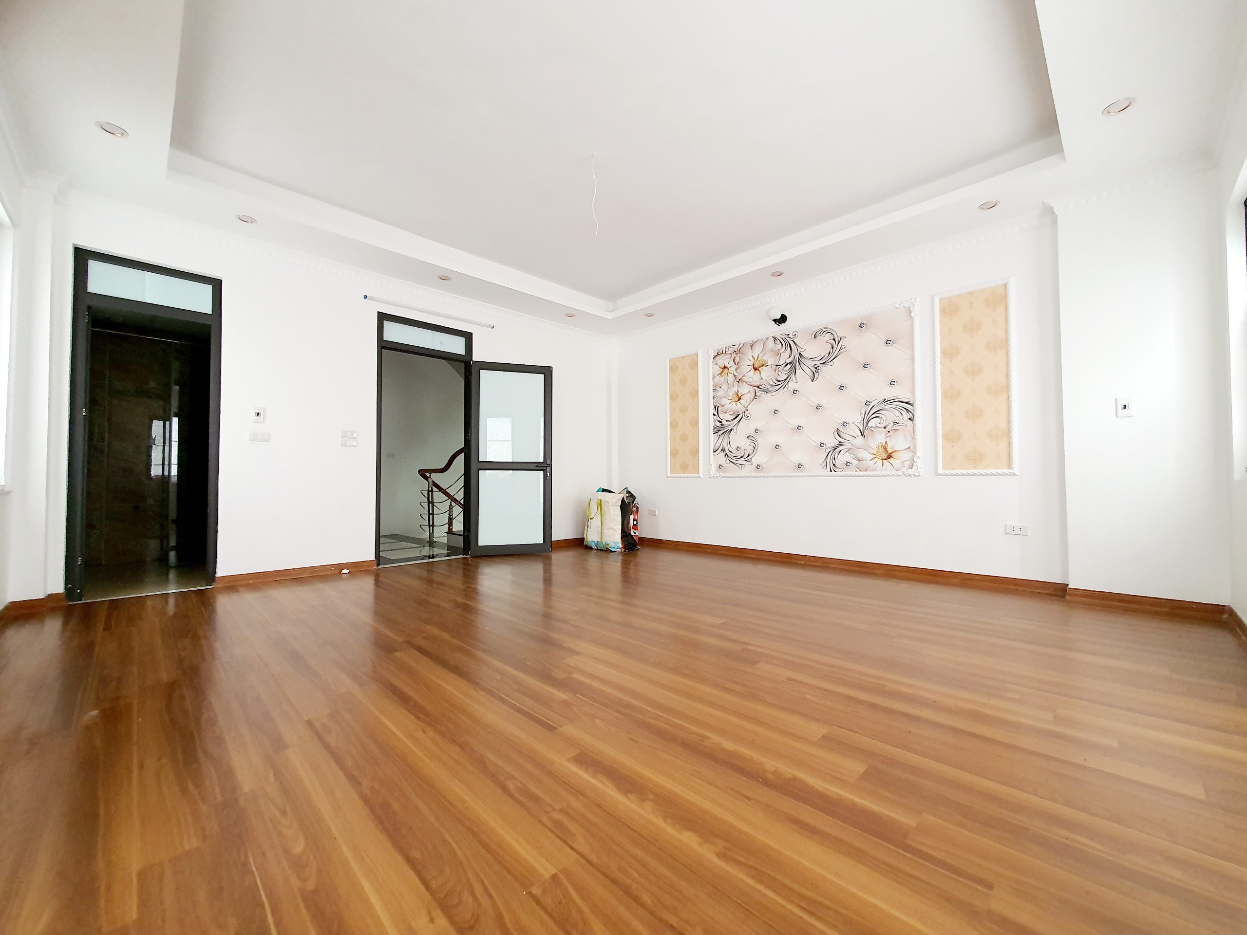 NHÀ MỚI LÔ GÓC CẦU GIẤY, GIÁ CHỈ 9.2 tỷ