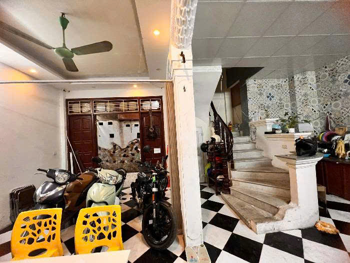 Bán nhà Trần Quý Cáp, 6 tầng, 8 phòng, cách mặt phố 20m, ngõ thẳng rộng, xe ba gác lùi cửa