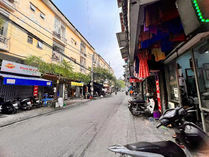 Bán nhà Trần Quý Cáp, 6 tầng, 8 phòng, cách mặt phố 20m, ngõ thẳng rộng, xe ba gác lùi cửa