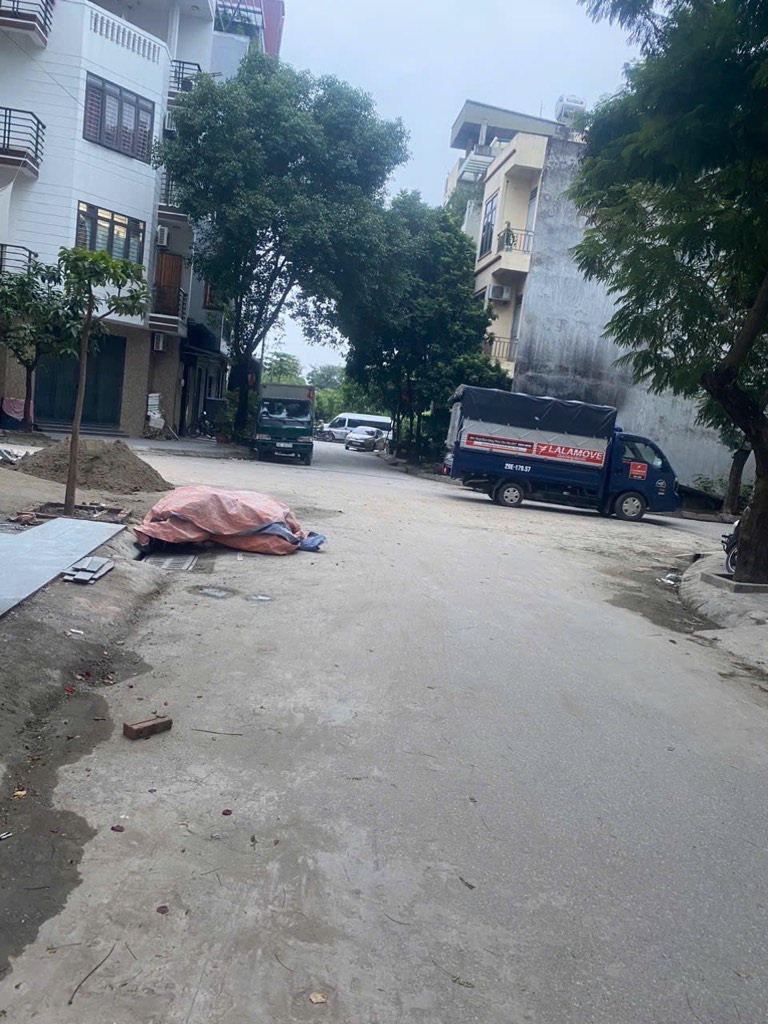 BÁN ĐẤT VÌA HÈ - TẶNG C4 - KĐG Kiến Hưng 50m, mặt tiền 5m,