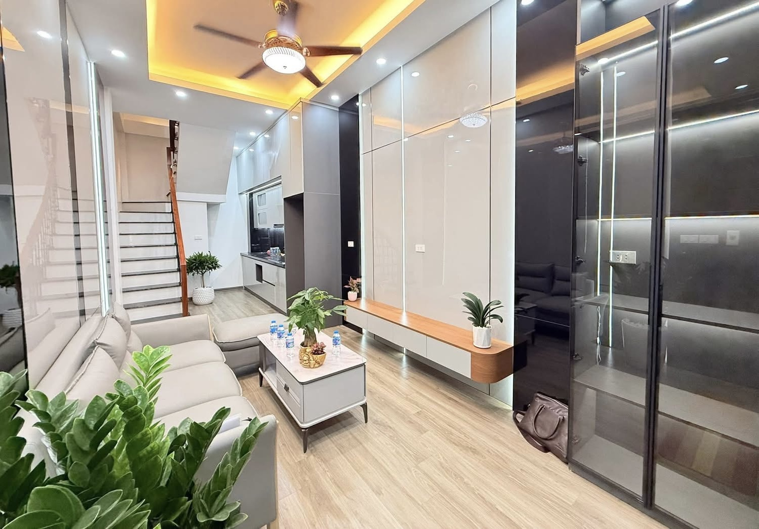 Hạ 1 tỷ bán gấp nhà trung tâm Hoàng Mai