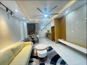 LONG BIÊN, Ô TÔ ĐỖ CỬA KINH DOANH ĐỈNH 40M 4 TẦNG THIẾT KẾ HIỆN ĐẠI 