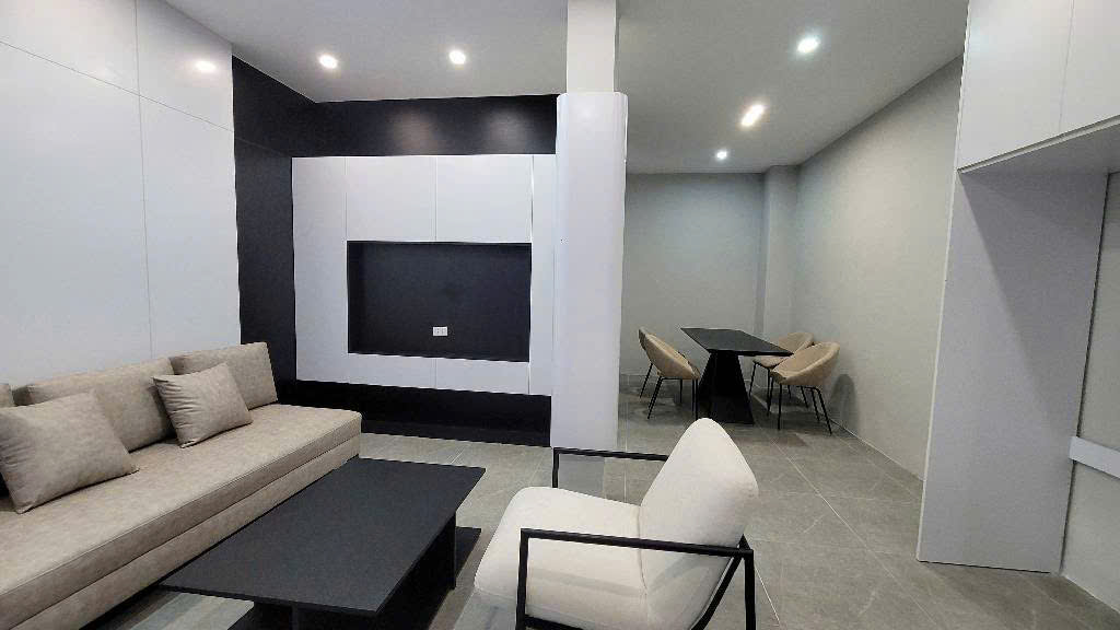 HIẾM - NGUYỄN THỊ ĐỊNH - 5 TẦNG - RỘNG THOÁNG - Ở NGAY