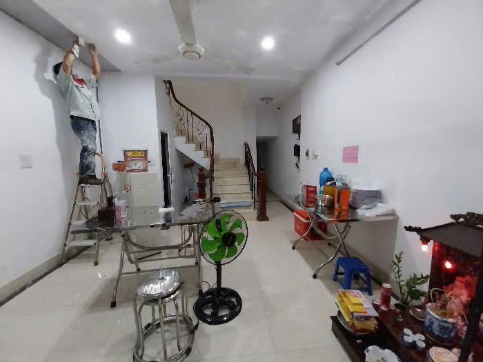 MẶT PHỐ KINH DOANH SẦM UẤT – VỈA HÈ RỘNG – ĐỐI DIỆN BẾN XE GIA LÂM.