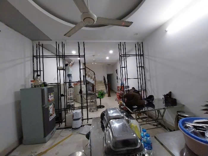 MẶT PHỐ KINH DOANH SẦM UẤT – VỈA HÈ RỘNG – ĐỐI DIỆN BẾN XE GIA LÂM.