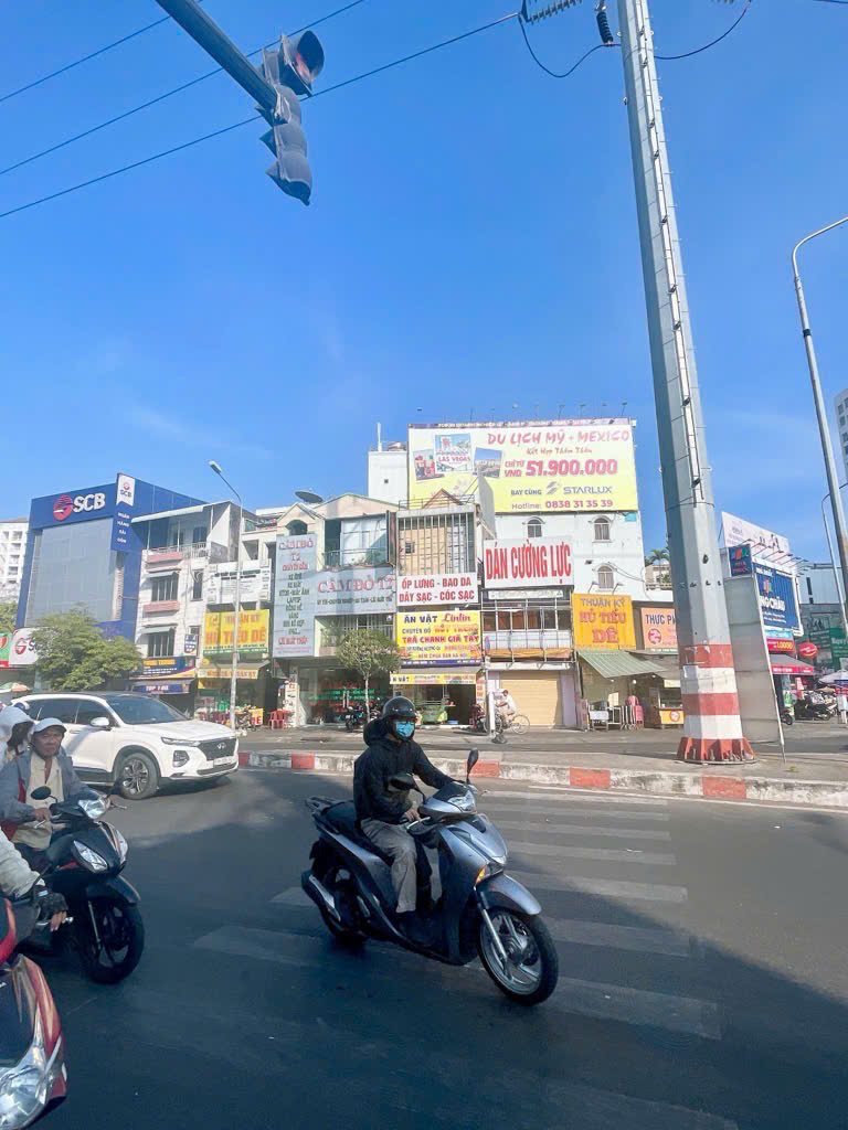 Mặt tiền đỉnh cao  - Ngay Vòng xoay Đầm Sen , nhỉnh 5,x Tỷ