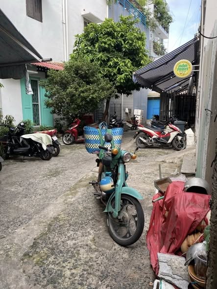 Nhà đường Ngô Nhân Tịnh, ngay chợ Bà Chiểu, phù hợp cho các hộ kinh doanh ở chợ.