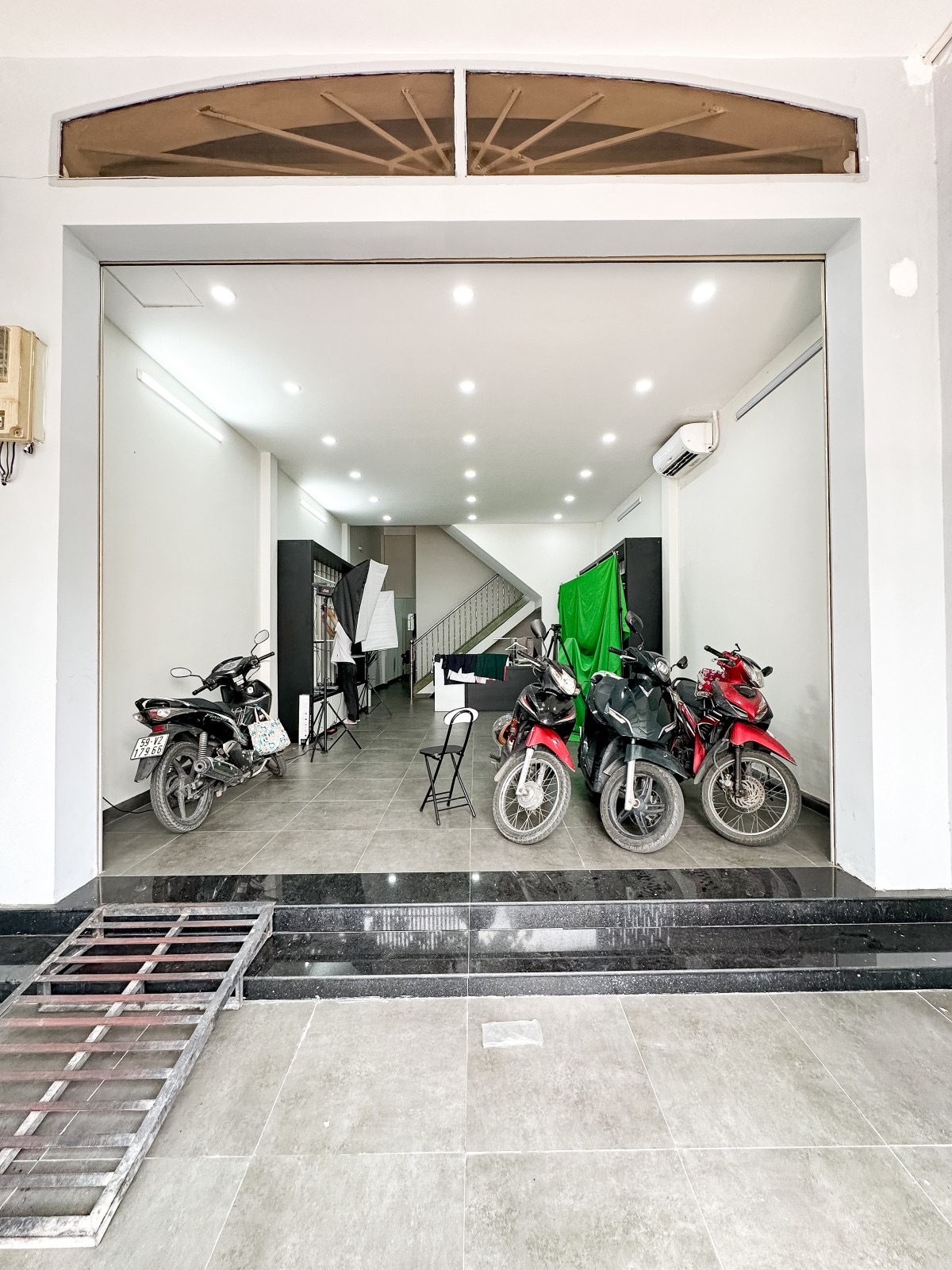 NHÀ MẶT TIỀN GIÁ HẺM XE HƠI