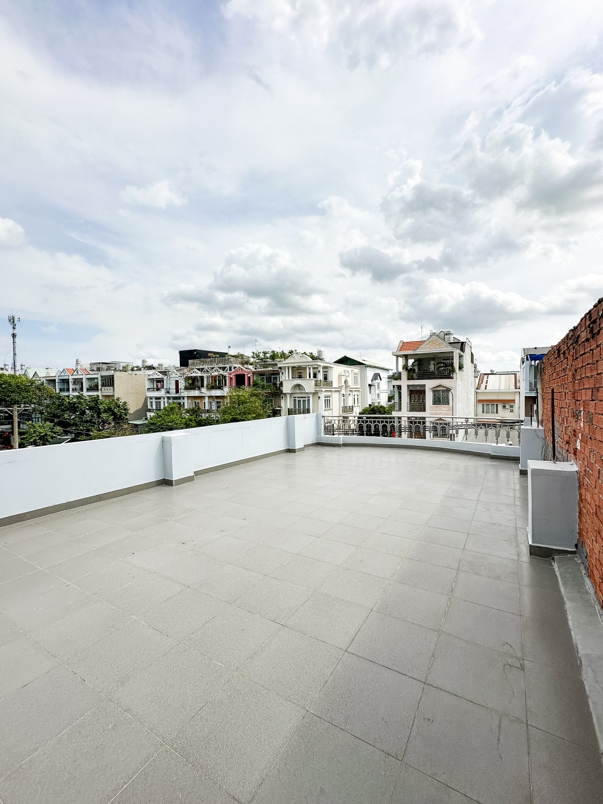 NHÀ MẶT TIỀN GIÁ HẺM XE HƠI