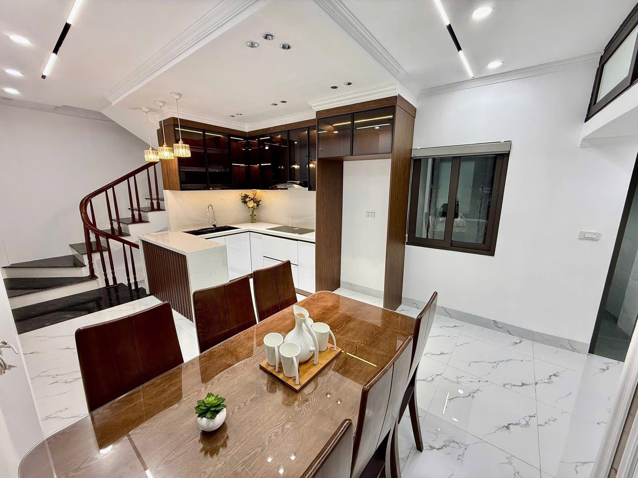 BÁN NHÀ Cầu Giấy full nội thất - thang máy 40m2 13.5 tỷ