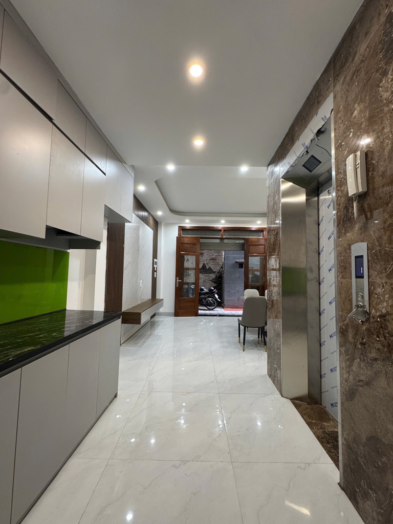 Bán nhà Văn Chương. S=36 m2, công năng cho gia đình 3 thế hệ, có thang máy, sân trước nhà  để xe rộng rãi, bãi ô tô đậu cách 100m. Sổ đỏ sẵn giao dịch ngay, đã full nội thất. Giá chào 9.68 tỷ