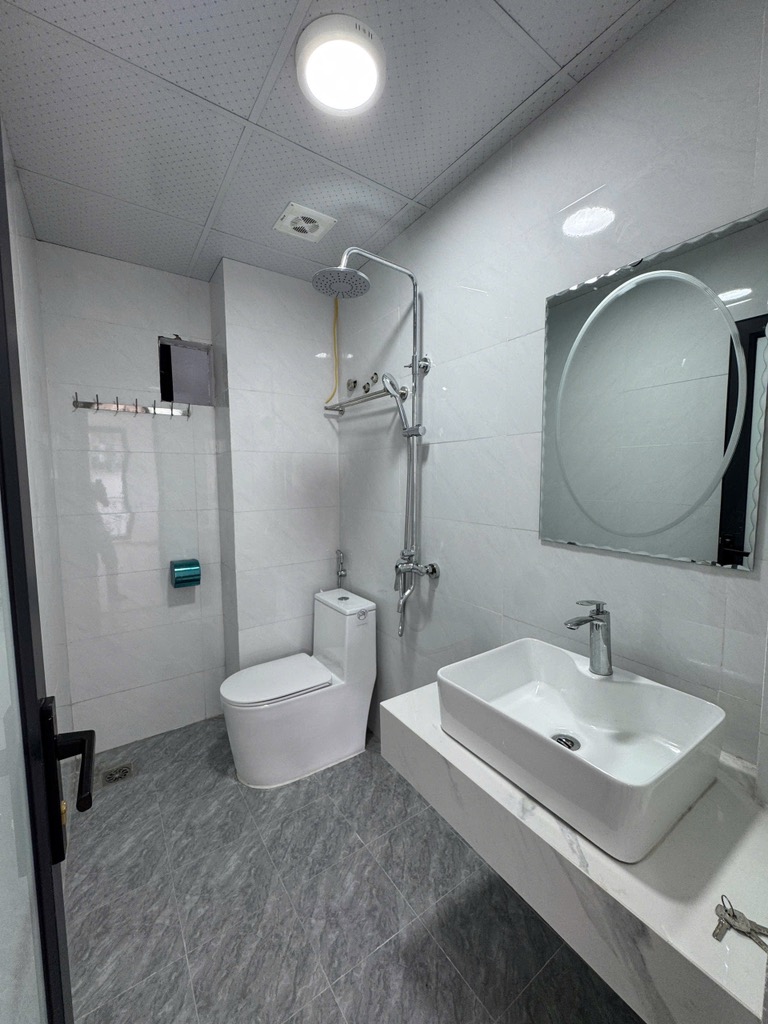 Bán nhà Văn Chương. S=36 m2, công năng cho gia đình 3 thế hệ, có thang máy, sân trước nhà  để xe rộng rãi, bãi ô tô đậu cách 100m. Sổ đỏ sẵn giao dịch ngay, đã full nội thất. Giá chào 9.68 tỷ