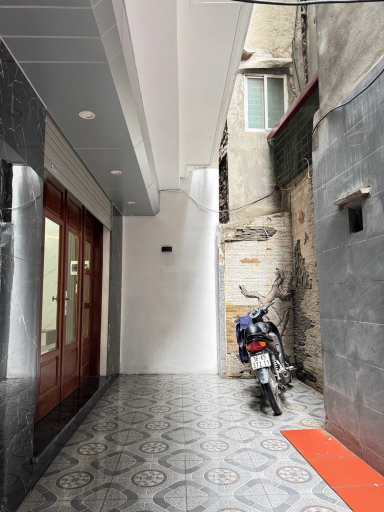 Bán nhà Văn Chương. S=36 m2, công năng cho gia đình 3 thế hệ, có thang máy, sân trước nhà  để xe rộng rãi, bãi ô tô đậu cách 100m. Sổ đỏ sẵn giao dịch ngay, đã full nội thất. Giá chào 9.68 tỷ