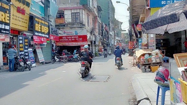 Bán nhà Văn Chương. S=36 m2, công năng cho gia đình 3 thế hệ, có thang máy, sân trước nhà  để xe rộng rãi, bãi ô tô đậu cách 100m. Sổ đỏ sẵn giao dịch ngay, đã full nội thất. Giá chào 9.68 tỷ