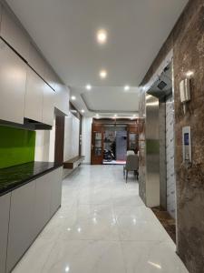 Bán nhà Văn Chương. S=36 m2, công năng cho gia đình 3 thế hệ, có thang máy, sân trước nhà  để xe rộng rãi, bãi ô tô đậu cách 100m. Sổ đỏ sẵn giao dịch ngay, đã full nội thất. Giá chào 9.68 tỷ