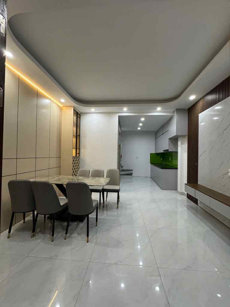 9.86 tỷ – Nhà thang máy đang hoàn thiện Văn Chương – Cách ô tô vài bước, sân rộng trước nhà.