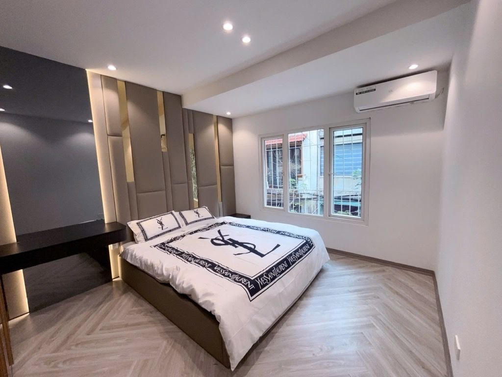 Bán nhà phố Minh Khai, 30m, 4 tầng, SĐCC, 50m ra oto tránh.