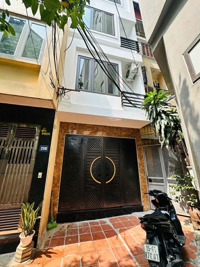 NHÀ ĐẸP NÉT KEENG - trung tâm CẦU GIẤY -  32m2x5 tầng - CHỈ HƠN 8TY KÉO VALI Ở LUÔN !!