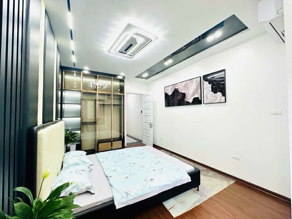 NHÀ ĐẸP NÉT KEENG - trung tâm CẦU GIẤY -  32m2x5 tầng - CHỈ HƠN 8TY KÉO VALI Ở LUÔN !!