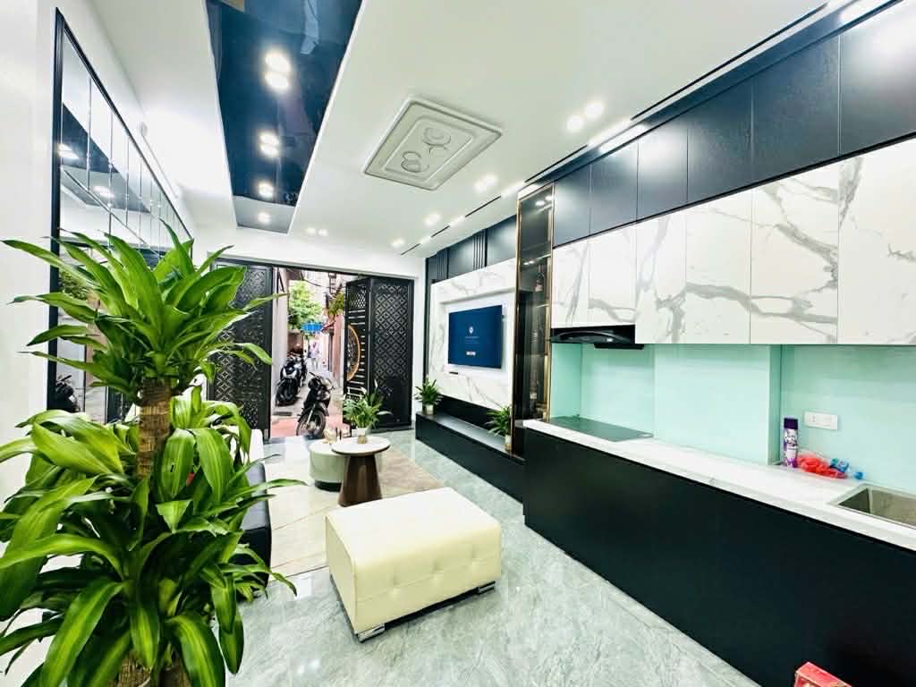 NHÀ ĐẸP NÉT KEENG - trung tâm CẦU GIẤY -  32m2x5 tầng - CHỈ HƠN 8TY KÉO VALI Ở LUÔN !!