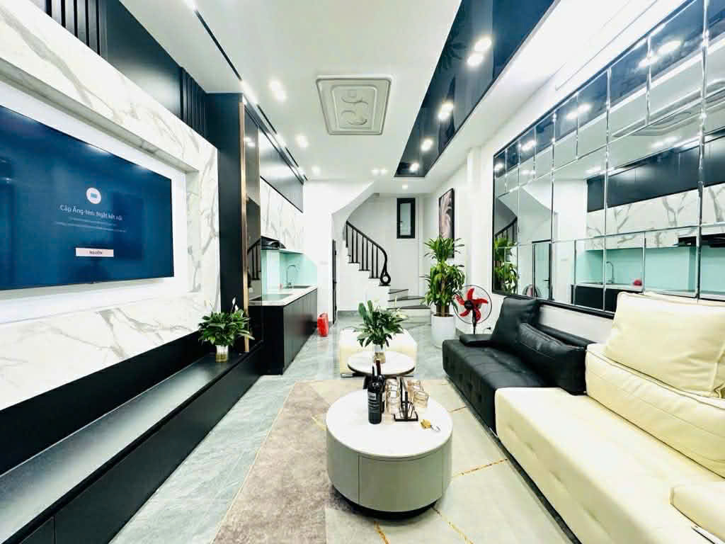 NHÀ ĐẸP NÉT KEENG - trung tâm CẦU GIẤY -  32m2x5 tầng - CHỈ HƠN 8TY KÉO VALI Ở LUÔN !!