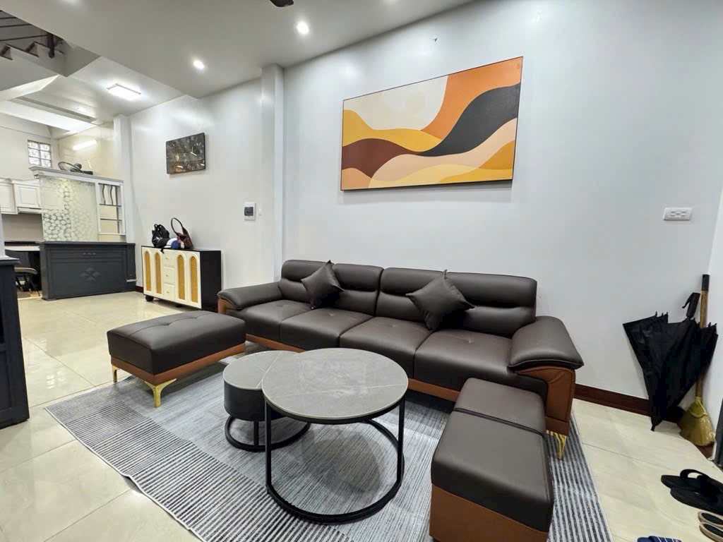 Căn nhà nằm vị trí trung tâm phố Bồ Đề gần bệnh viện tâm anh thông phố Hồng Tiến