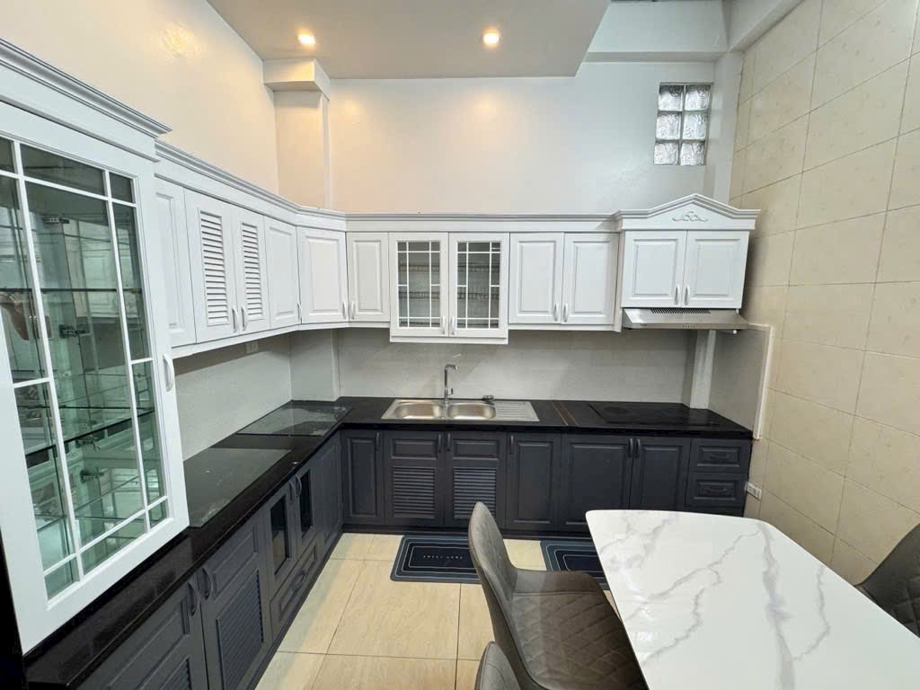 Căn nhà nằm vị trí trung tâm phố Bồ Đề gần bệnh viện tâm anh thông phố Hồng Tiến