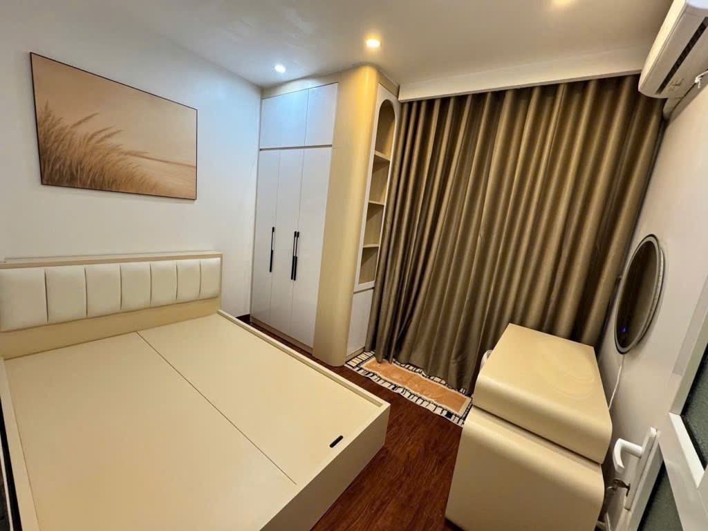 Căn nhà nằm vị trí trung tâm phố Bồ Đề gần bệnh viện tâm anh thông phố Hồng Tiến