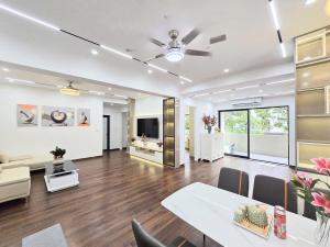 Nhà đẹp Dương Quảng Hàm 38m², 6 tầng, 3PN, thang máy, gần phố – nhỉnh 9 tỷ